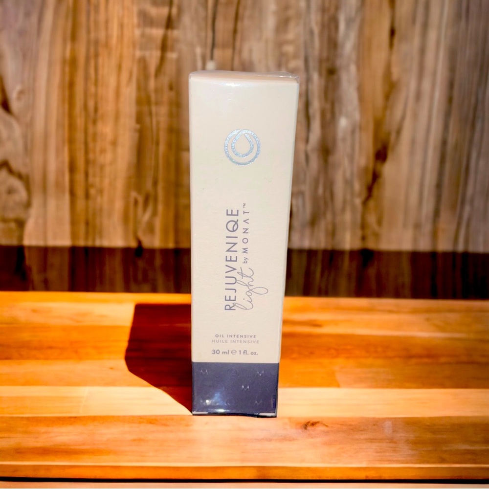 Monat Rejuveniqe Oil Light Brand New & Sealed